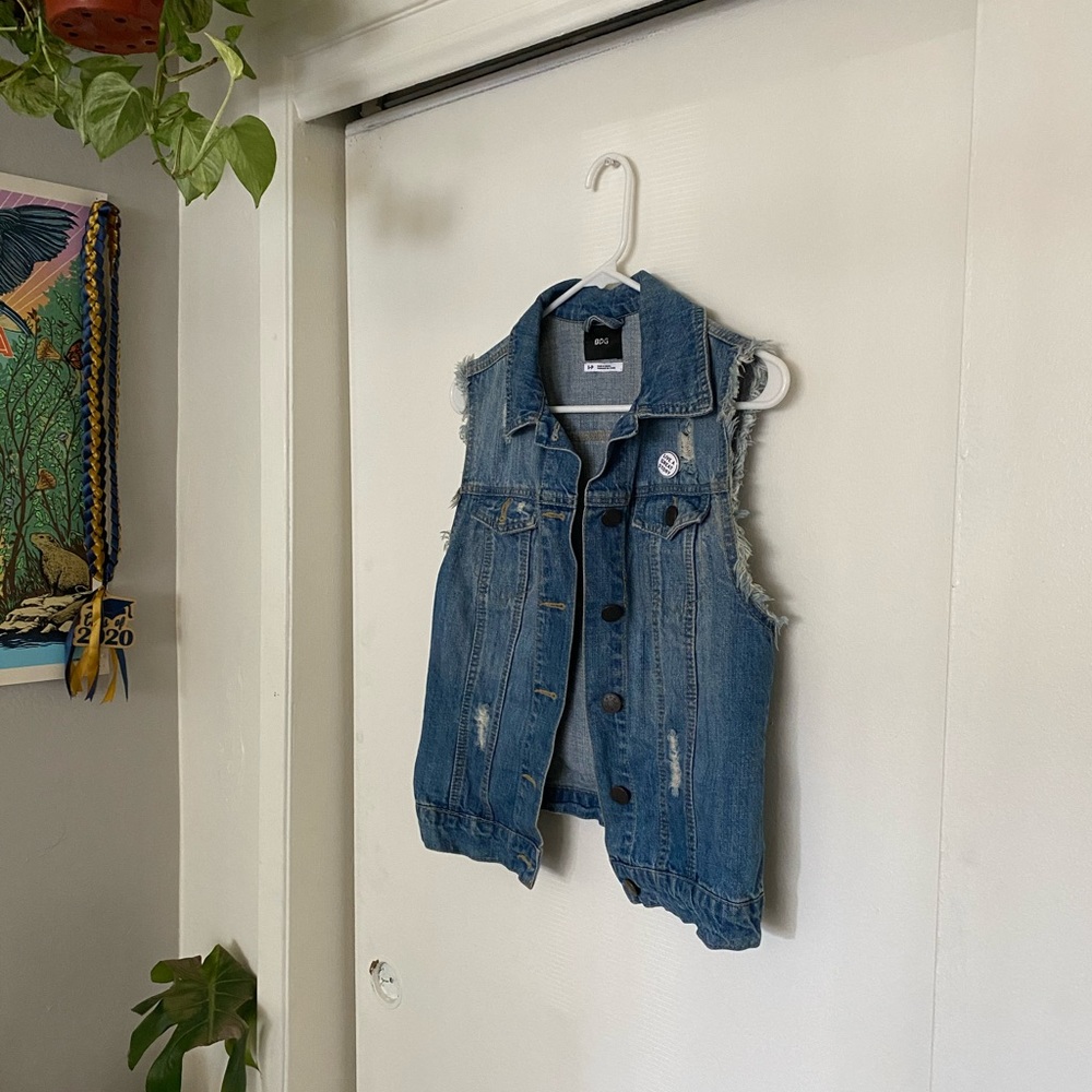 distressed sleeveless cropped denim jacket